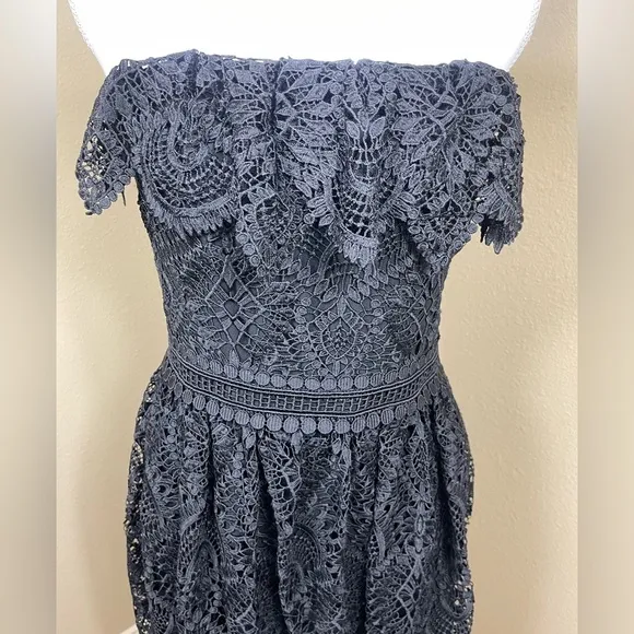 beautiful Shoshanna size 8 black lace strapless dress with Pockets