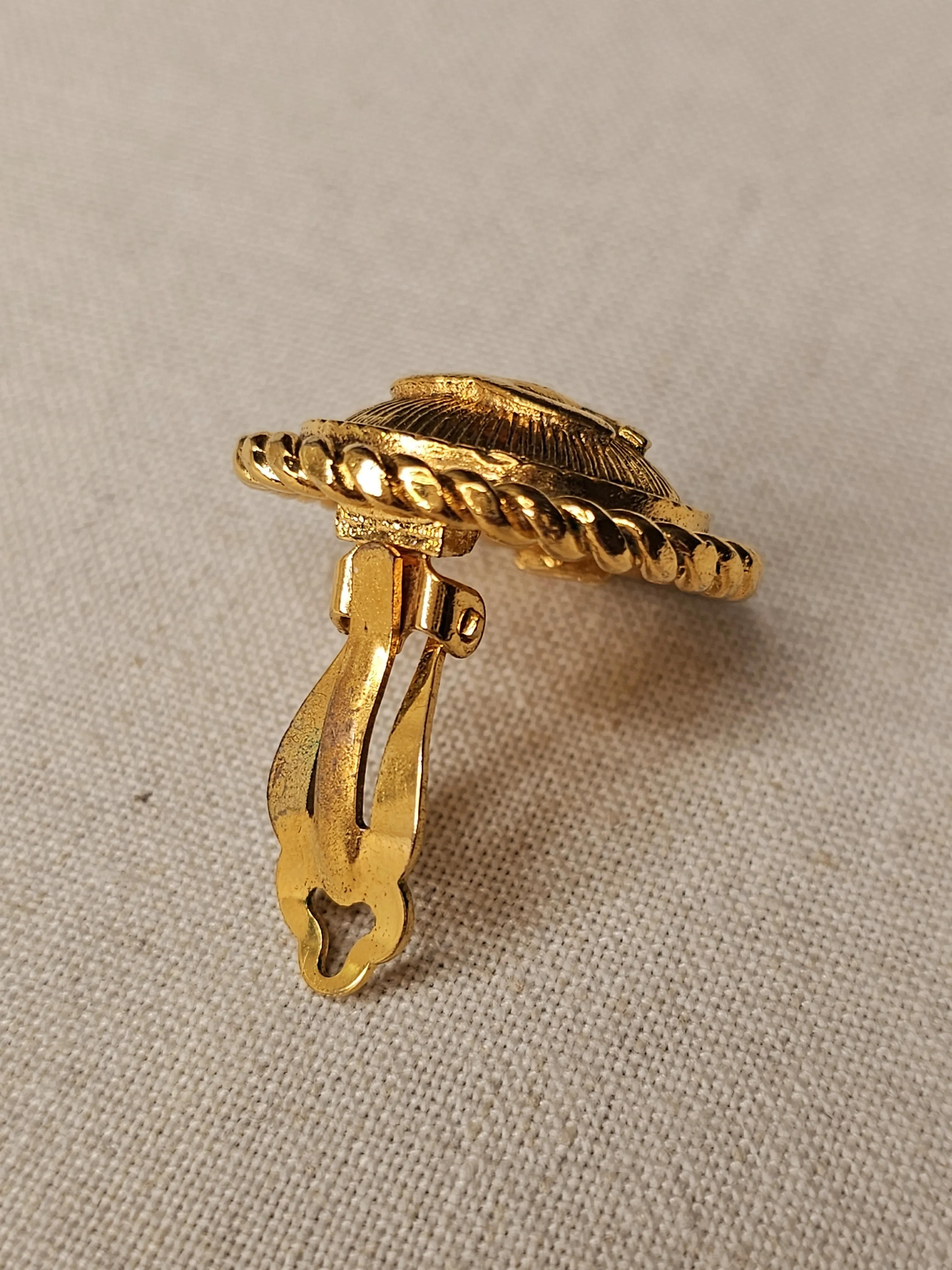 Chanel earring one piece Clip on