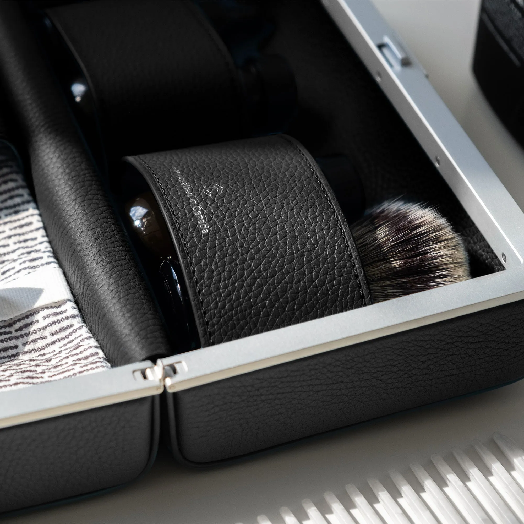 MORAINE TOILETRY BAG - BLACK / GREY