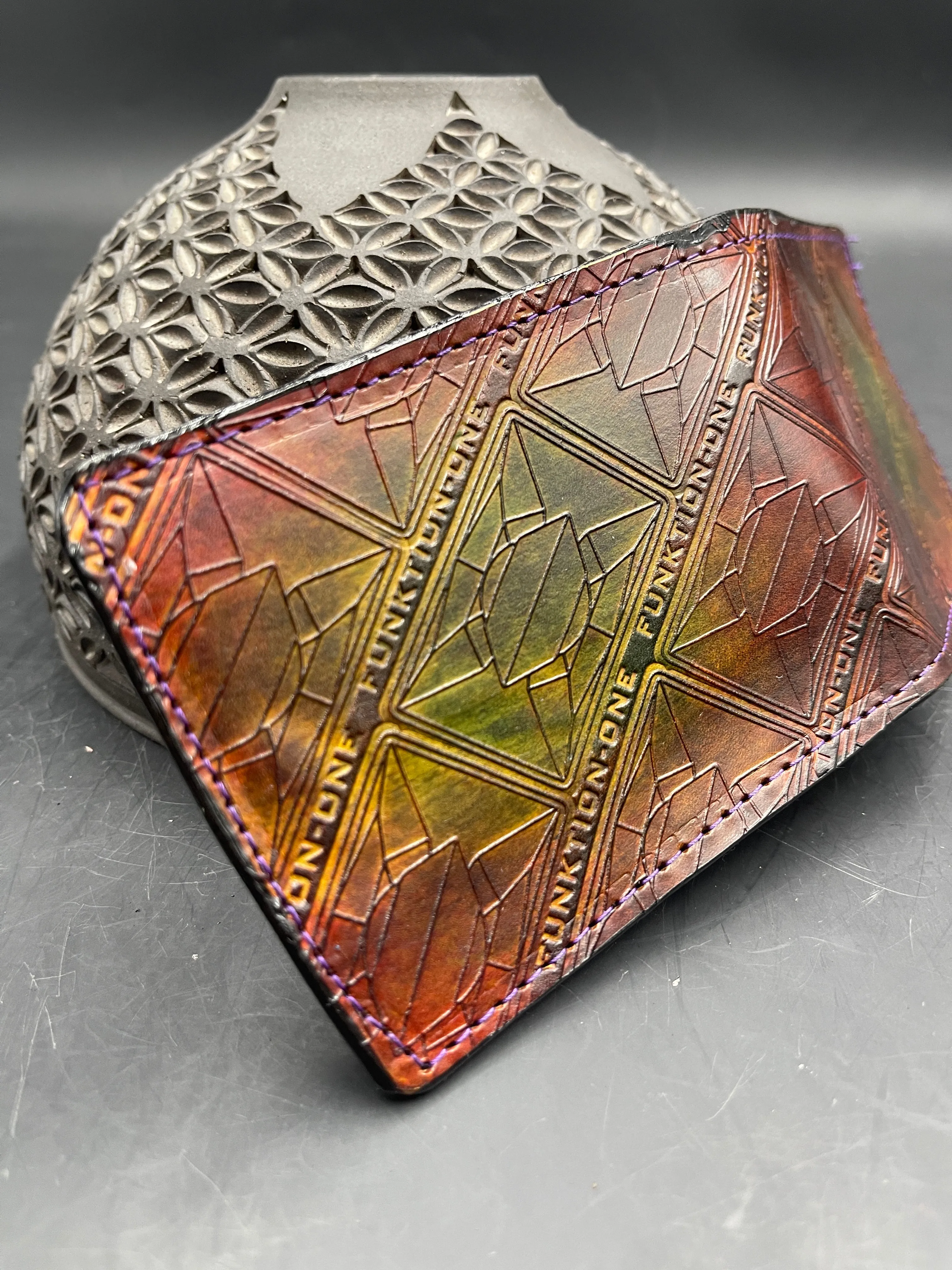 Stamped Leather Bifold Wallet - Funktions