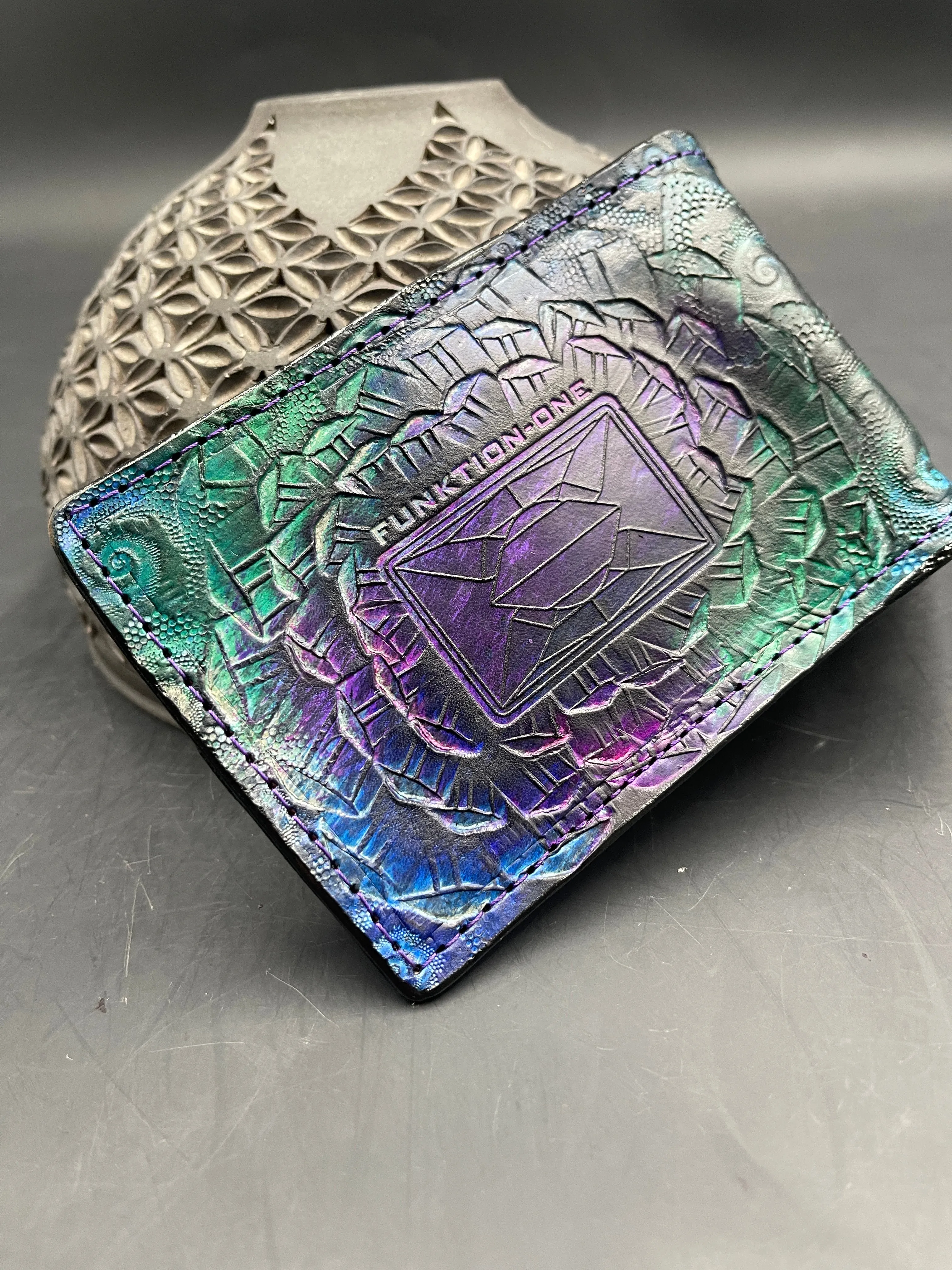 Stamped Leather Bifold Wallet - Funktions