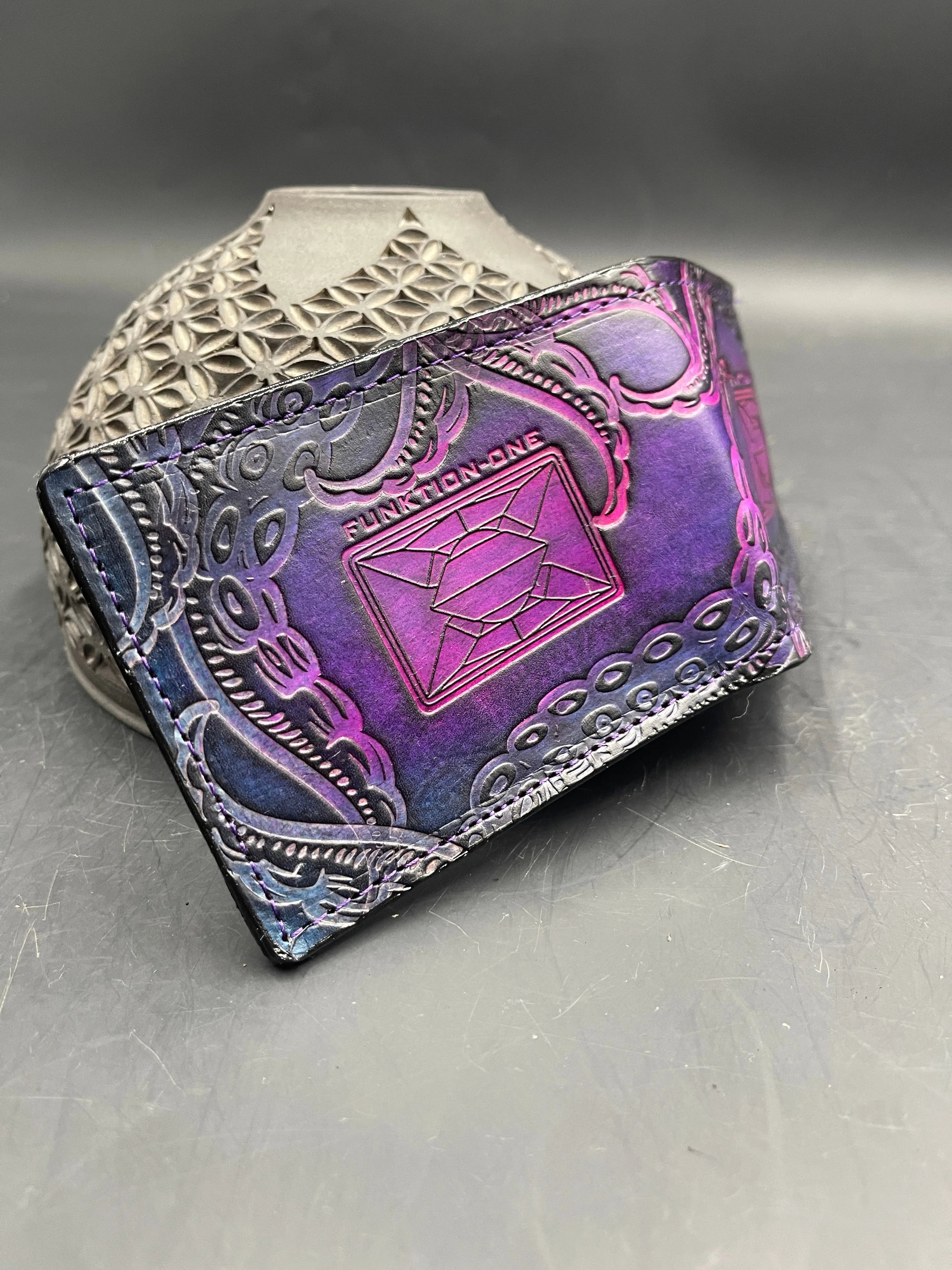 Stamped Leather Bifold Wallet - Funktions