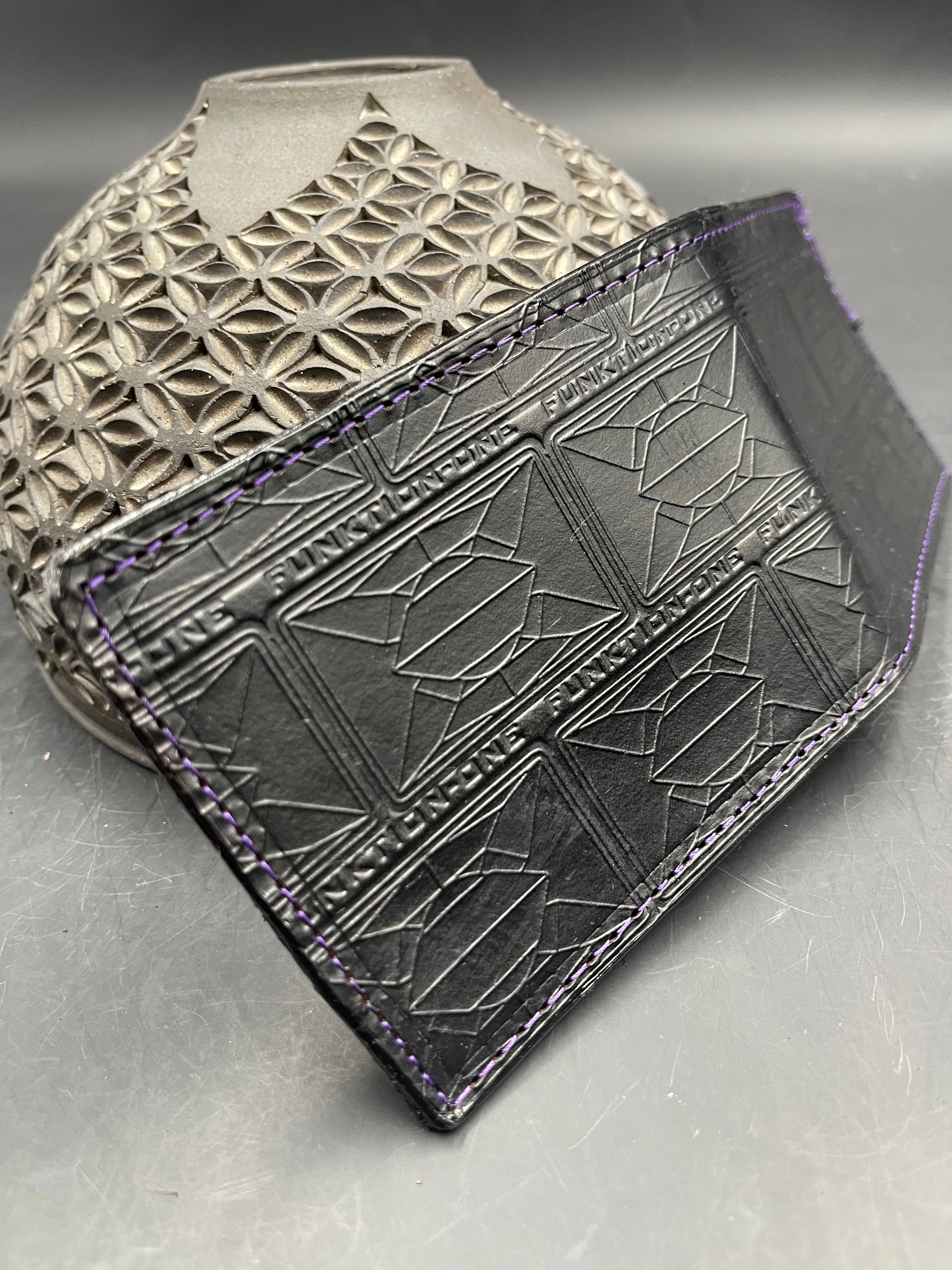 Stamped Leather Bifold Wallet - Funktions