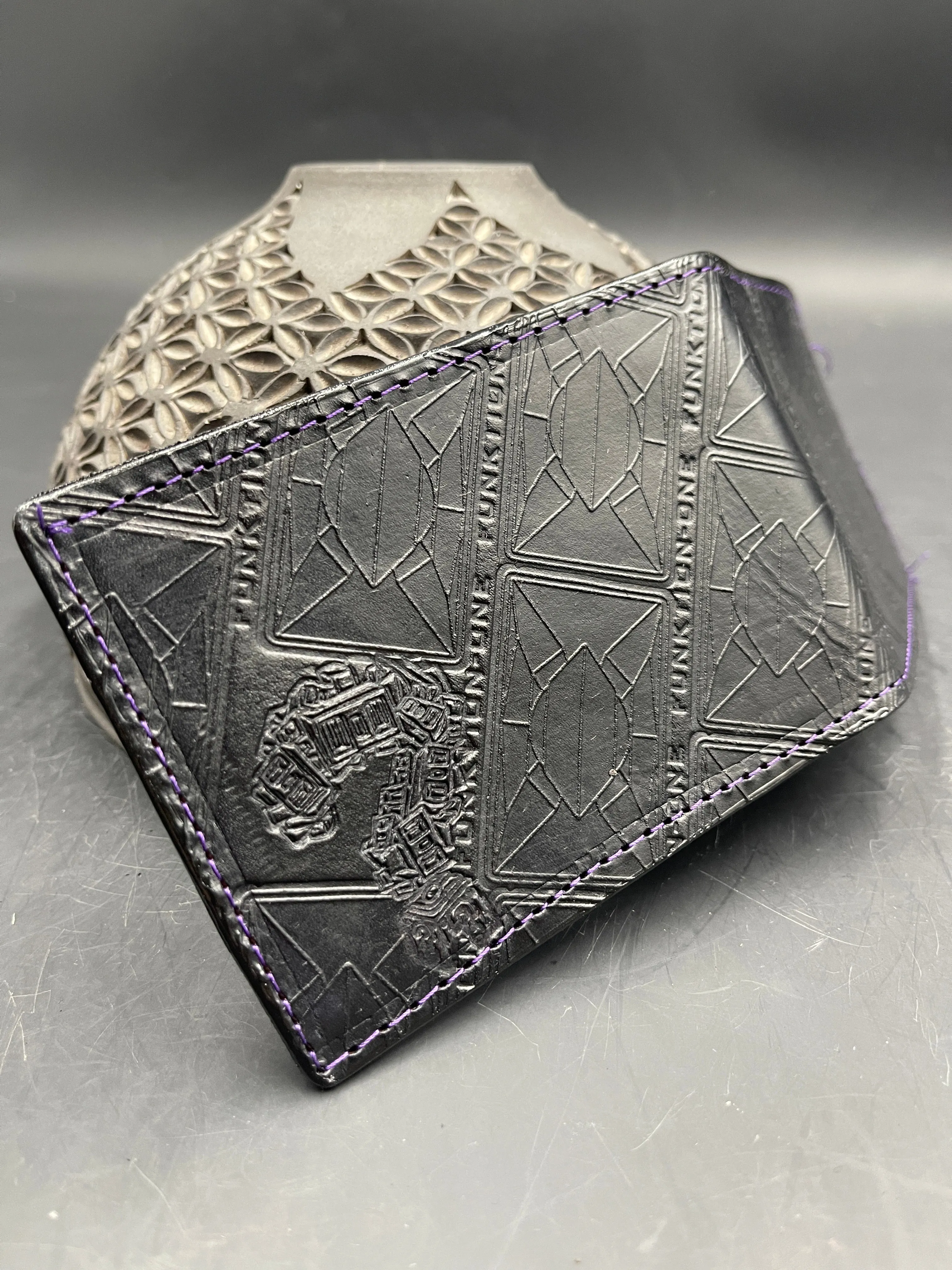 Stamped Leather Bifold Wallet - Funktions