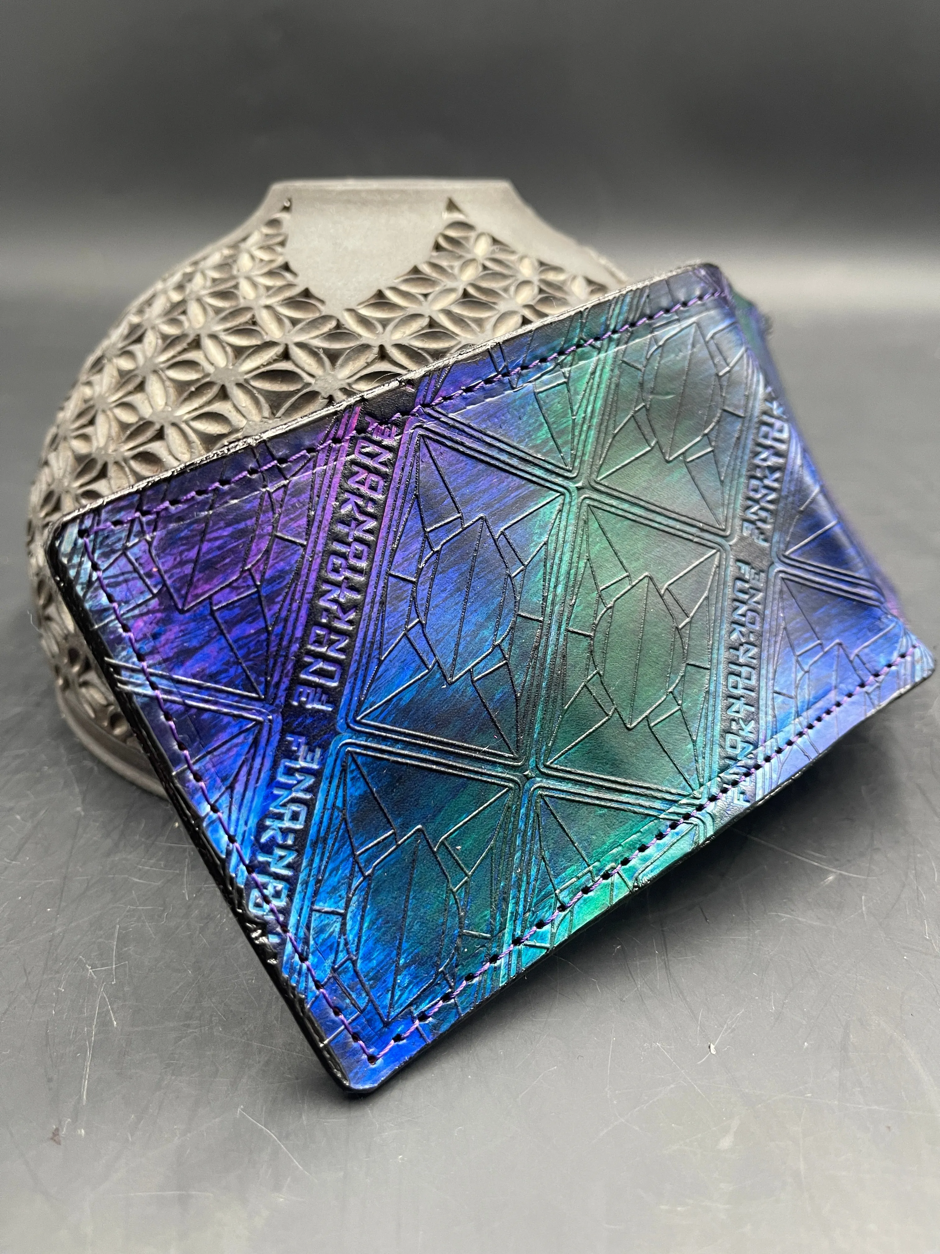Stamped Leather Bifold Wallet - Funktions