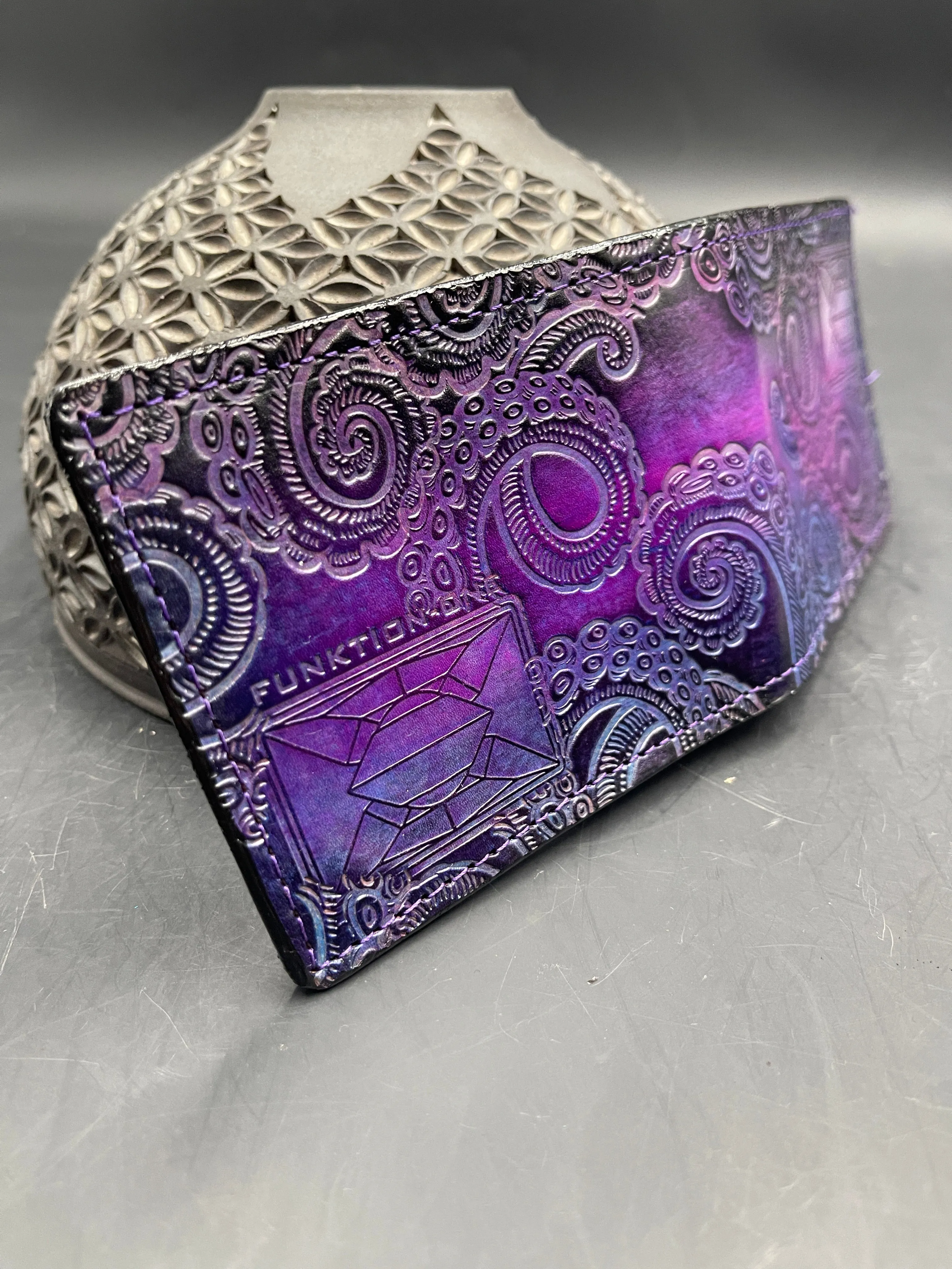 Stamped Leather Bifold Wallet - Funktions