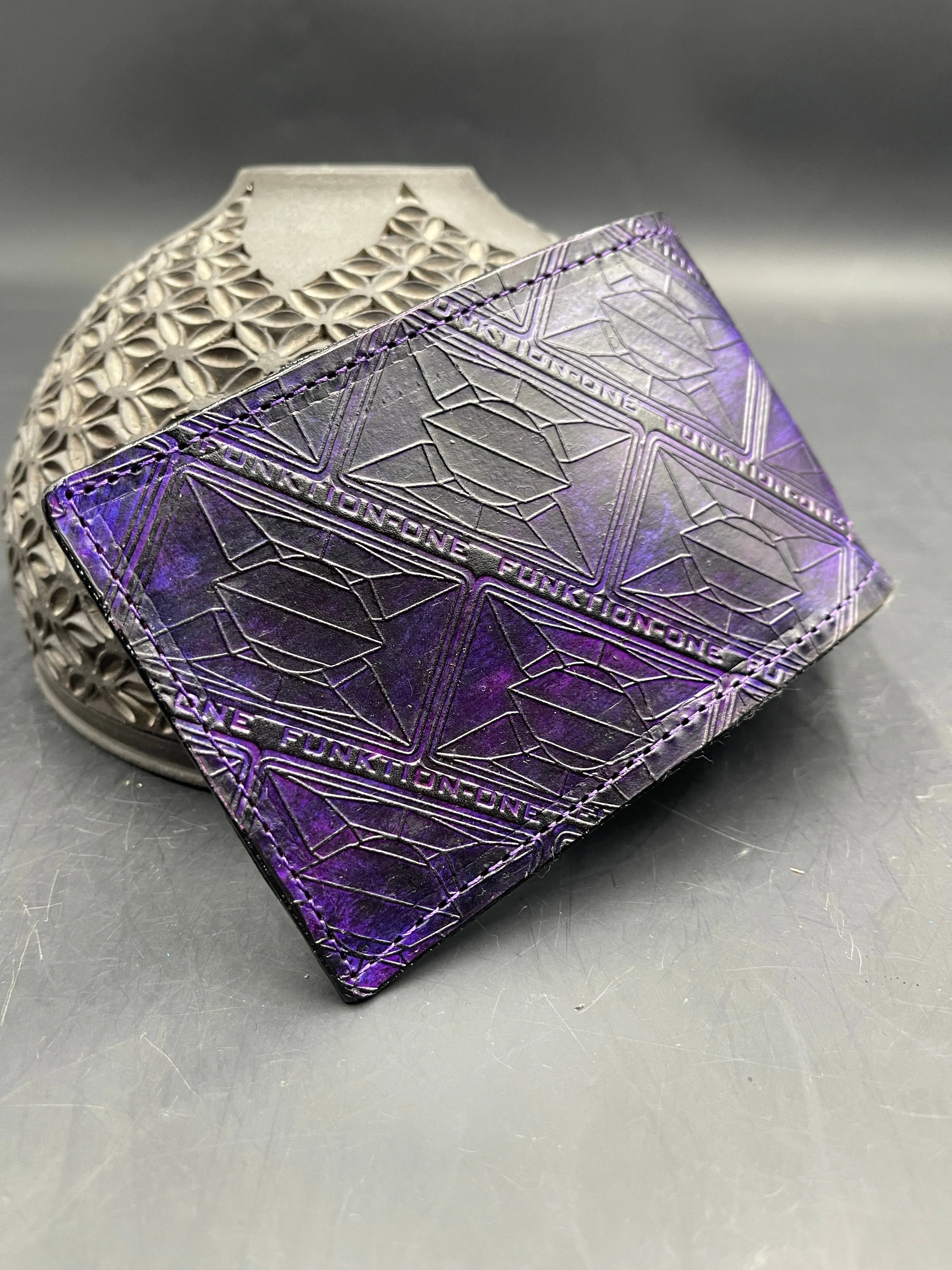 Stamped Leather Bifold Wallet - Funktions