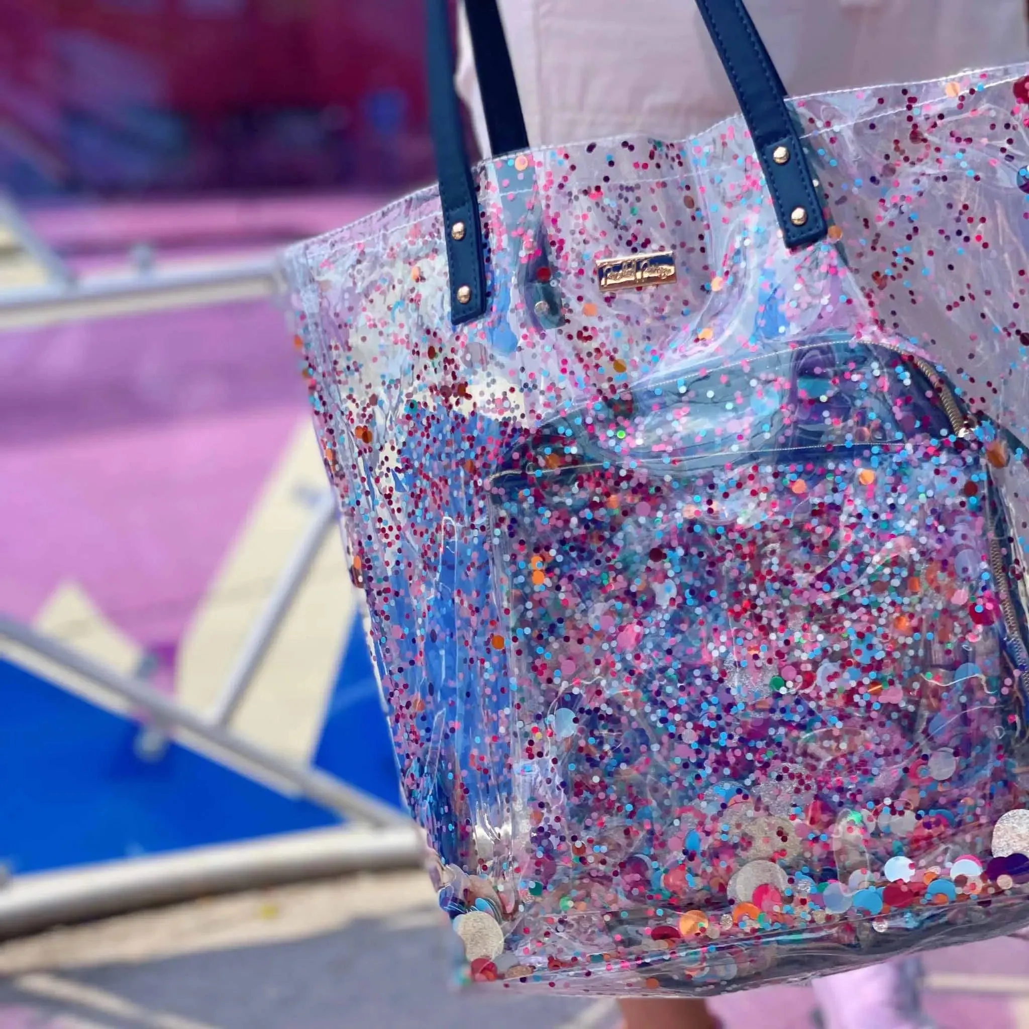 THE ESSENTIALS BUCKET BAG