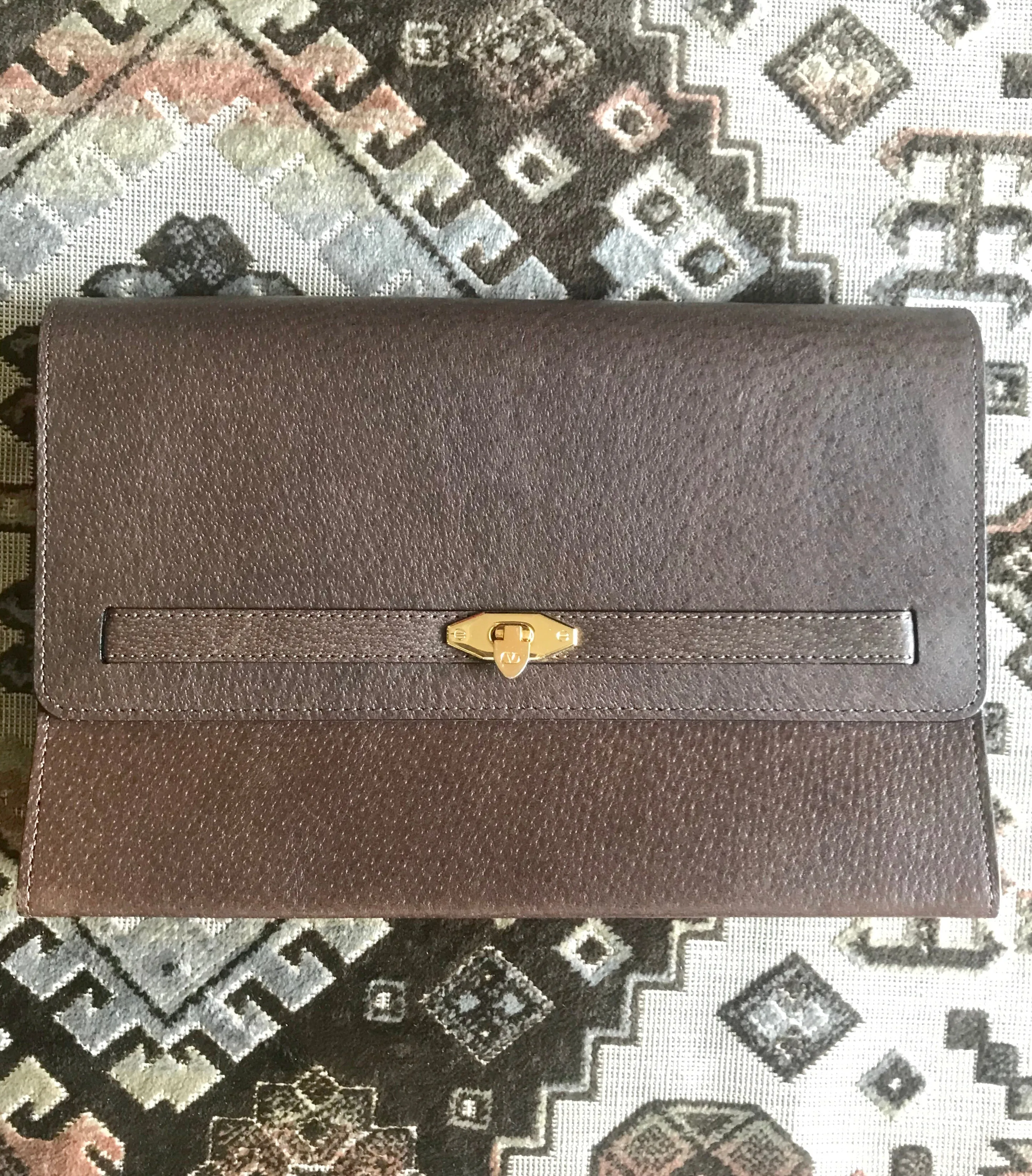 Vintage Valentino Garavani kelly bag style pigskin leather brown clutch purse, document bag. Classic vintage piece for unisex use.