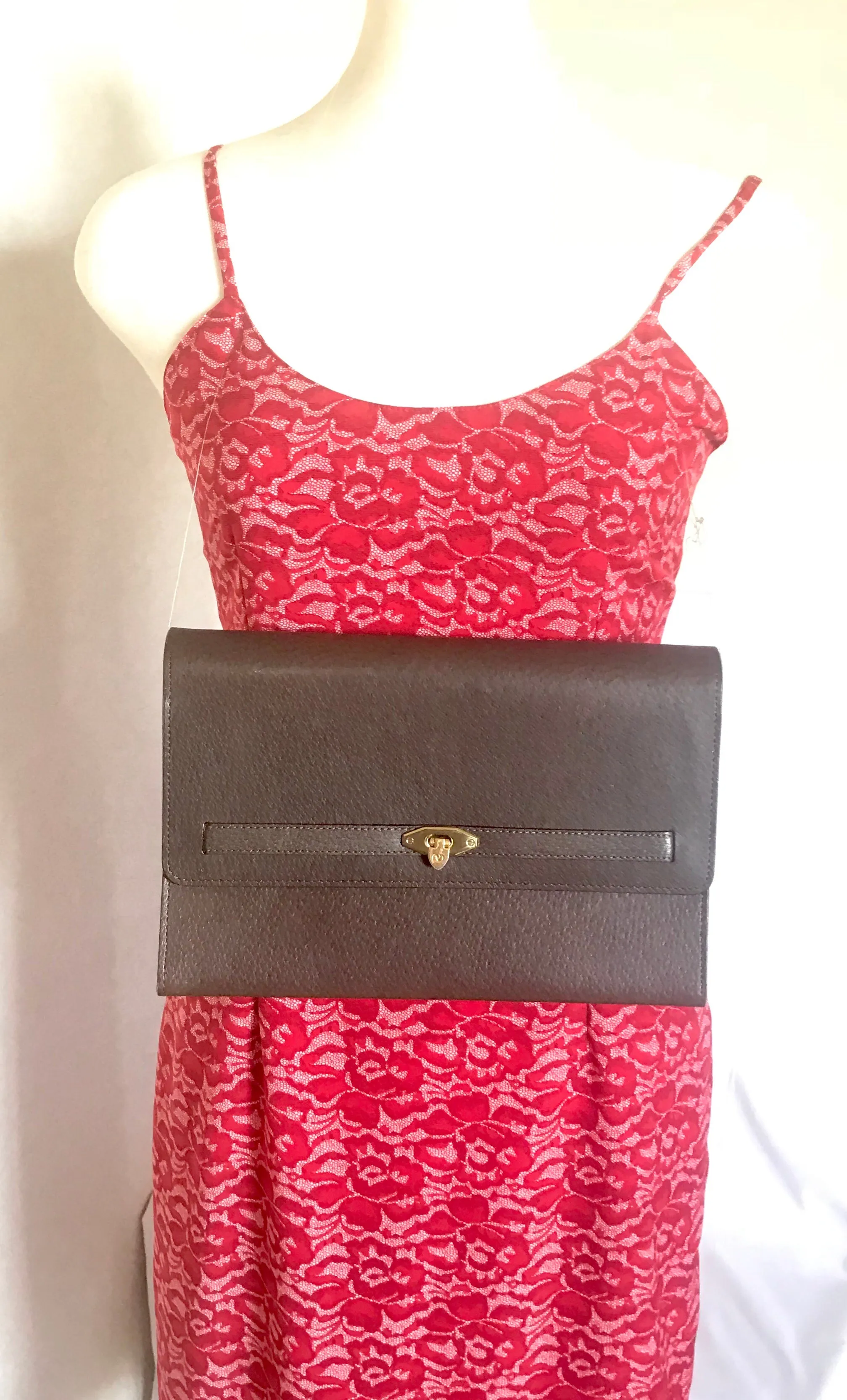 Vintage Valentino Garavani kelly bag style pigskin leather brown clutch purse, document bag. Classic vintage piece for unisex use.