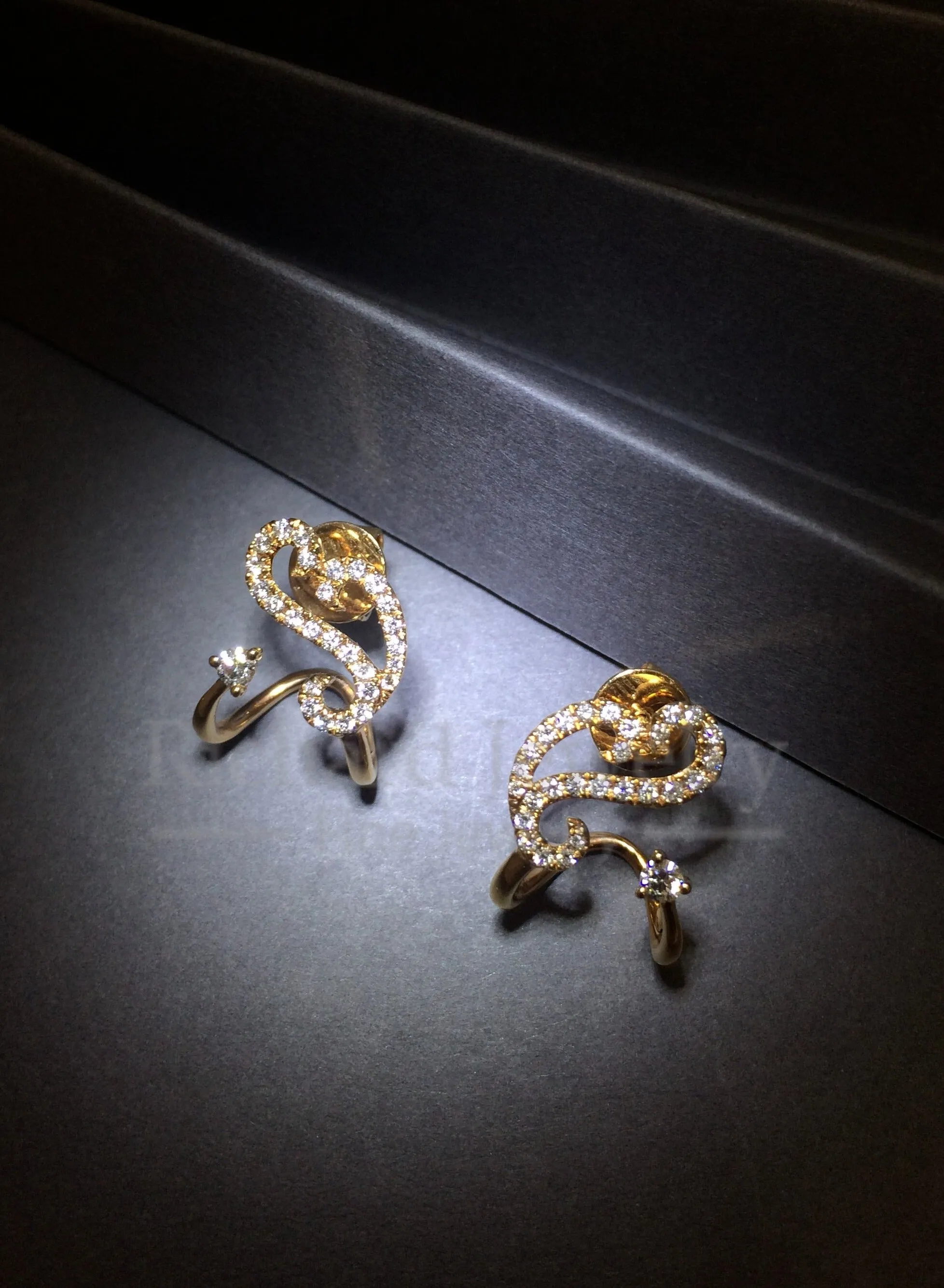 Wavy Outline Diamond Earrings